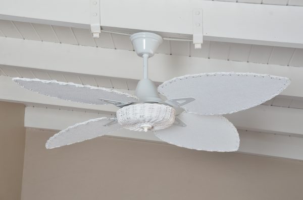 Ventilador BARI blanco palas y canasta tejida de rattan. Tono blanco - Imagen 2