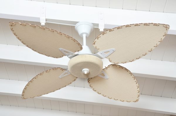 Ventilador BARI blanco palas y tapa forrada de rattan. Tono natural - Imagen 4