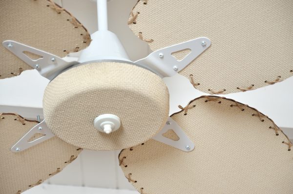 Ventilador BARI blanco palas y tapa forrada de rattan. Tono natural - Imagen 3