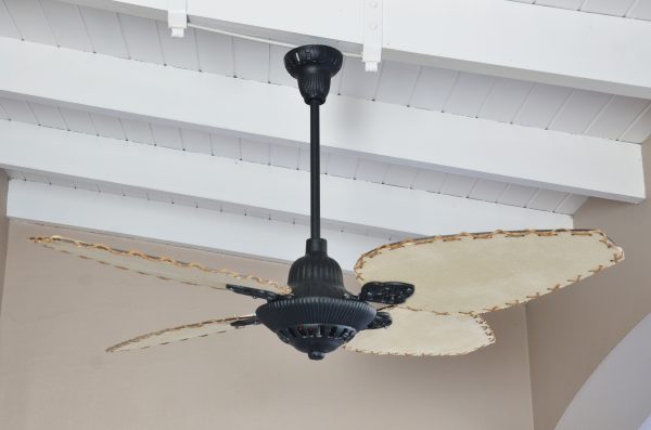 Ventilador SIENA Fundición negro con palas de rattan. Tono natural - Imagen 4