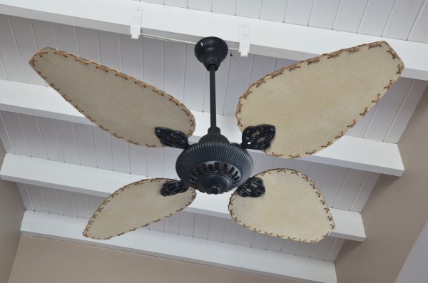 Ventilador SIENA Fundición negro con palas de rattan. Tono natural - Imagen 3