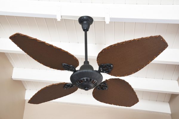 Ventilador SIENA Fundición negro con palas de rattan. Tono nogal - Imagen 3