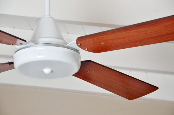 Ventilador GÉNOVA blanco palas de melamina. Tono cedro - Imagen 2
