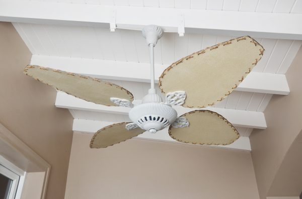 Ventilador SIENA Fundición blanco con palas de rattan. Tono natural - Imagen 3