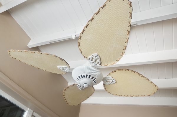 Ventilador SIENA Fundición blanco con palas de rattan. Tono natural - Imagen 4