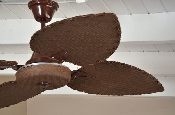 Ventilador BARI marrón palas y tapa forrada de rattan. Tono nogal - Imagen 2