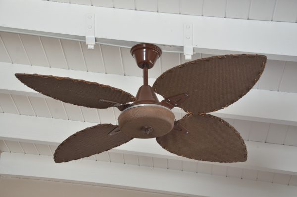 Ventilador BARI marrón palas y tapa forrada de rattan. Tono nogal - Imagen 3
