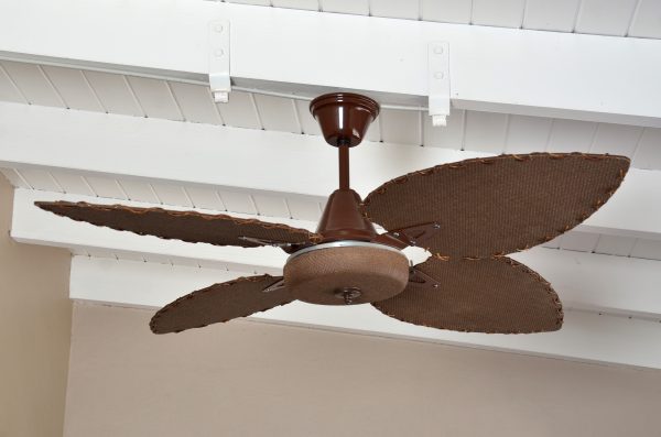 Ventilador BARI marrón palas y tapa forrada de rattan. Tono nogal - Imagen 4