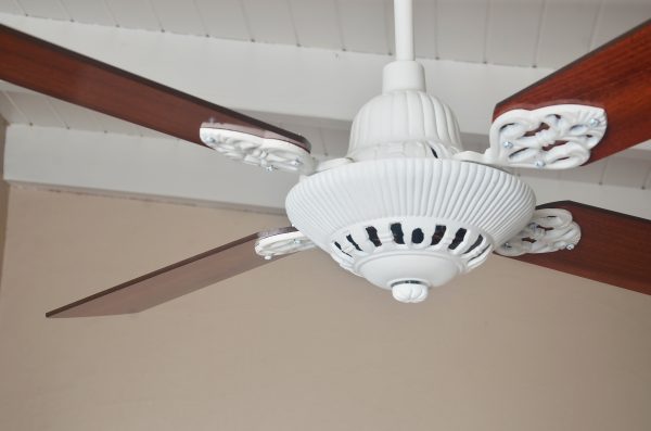 Ventilador GÉNOVA Fundición blanco palas de madera. Tono cedro - Imagen 2