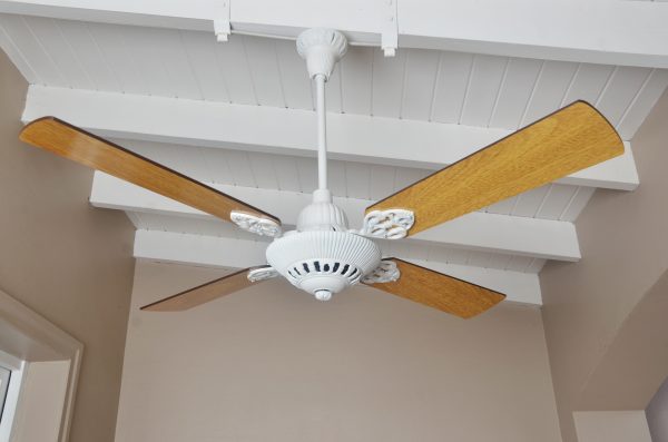 Ventilador GÉNOVA Fundición blanco palas de madera. Tono roble - Imagen 3