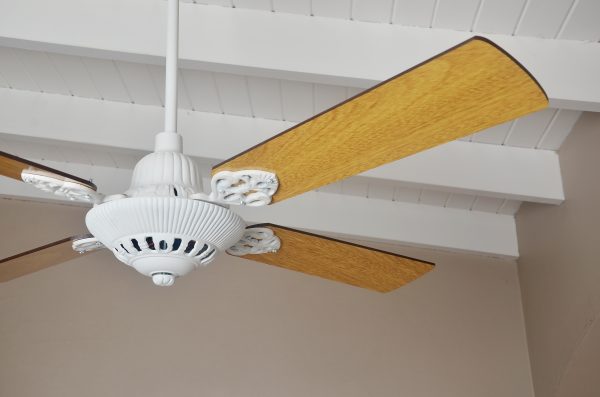 Ventilador GÉNOVA Fundición blanco palas de madera. Tono roble - Imagen 2