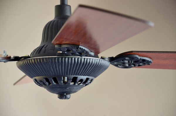 Ventilador GÉNOVA Fundición negro palas de melamina. Tono cedro - Imagen 2