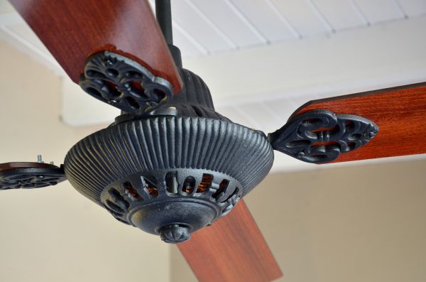 Ventilador GÉNOVA Fundición negro palas de melamina. Tono cedro - Imagen 3