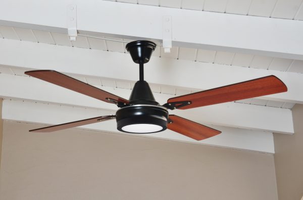 Ventilador GÉNOVA negro palas de melamina y plafón led. Tono cedro - Imagen 2