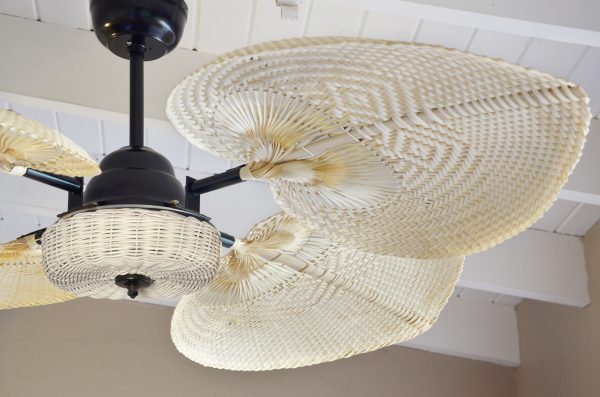 Ventilador VERONA negro palas y canasta tejida de rattan. Tono Natural - Imagen 4