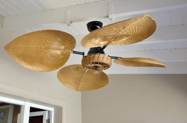 Ventilador VERONA negro palas y canasta tejida de rattan. Tono Roble - Imagen 2