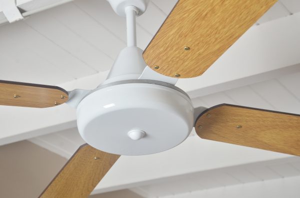 Ventilador GÉNOVA blanco palas de melamina. Tono roble - Imagen 2