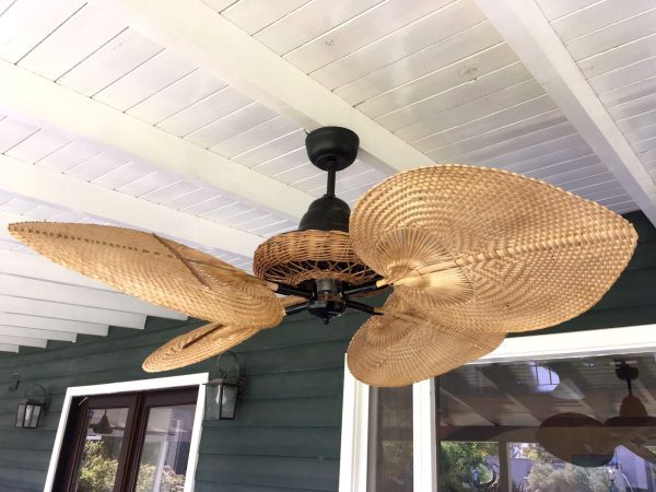 Ventilador VERONA LUJO. Con palas y canasta tejida de rattan. Tono Roble