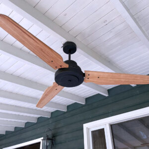 Ventilador TURIN cuerpo negro. Palas de madera maciza "Paraíso" laqueada en natural.